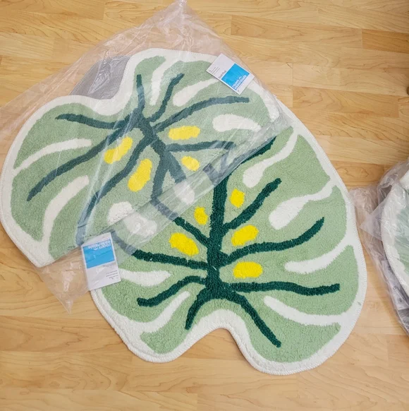 Monstera Leaf Bath Mat - Picture 2 of 2